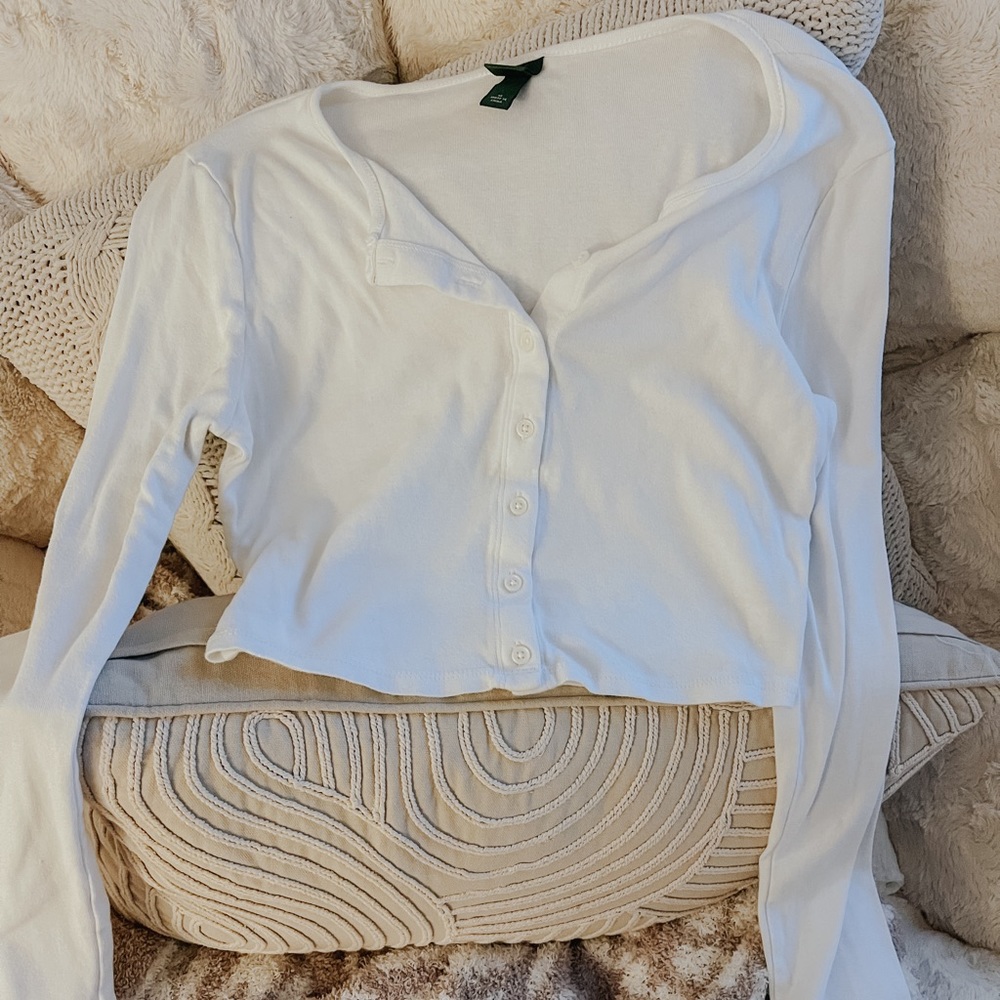 Women’s Cropped Long Sleeve Button Down Top
